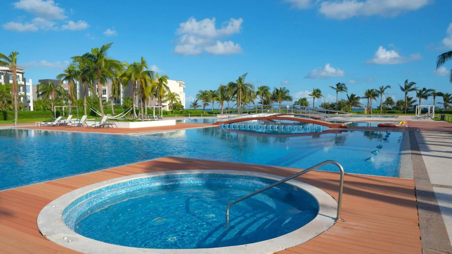 Luxury 2 Bedroom Condo With Tub & Infinity Pool - Beach Side At Mareazul - Sirenita G Playa del Carmen